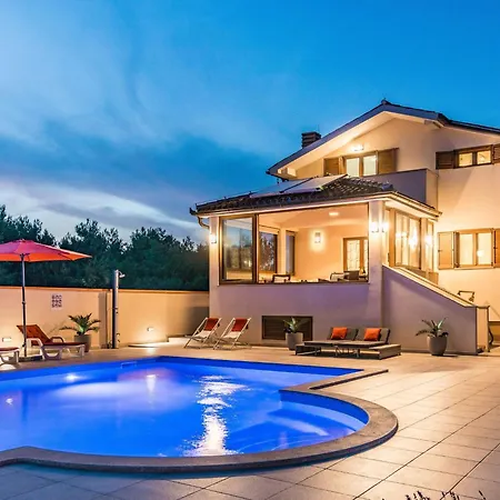 Nettes In Mit Privatem Pool By Interhome *