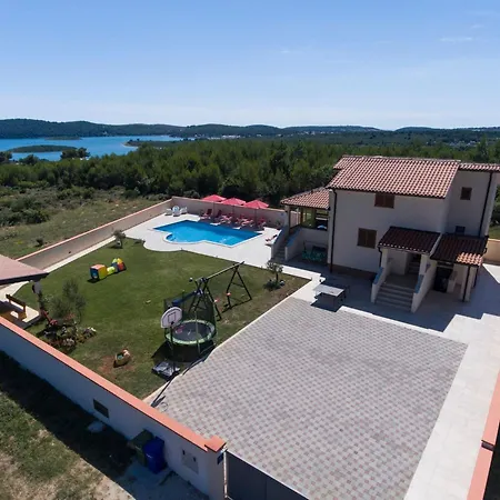 Nettes In Mit Privatem Pool By Interhome Pomer