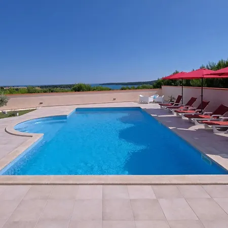 Holiday home Nettes In Mit Privatem Pool By Interhome *