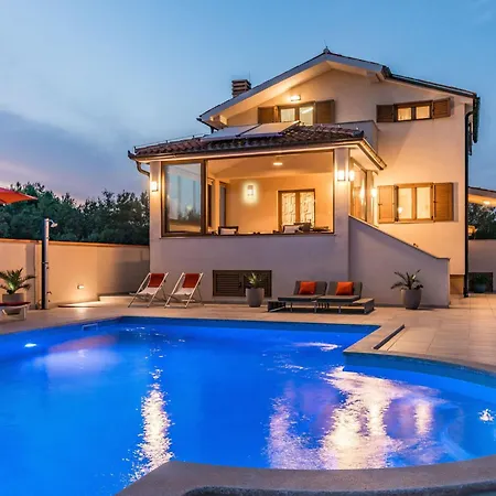 Nettes In Mit Privatem Pool By Interhome Pomer