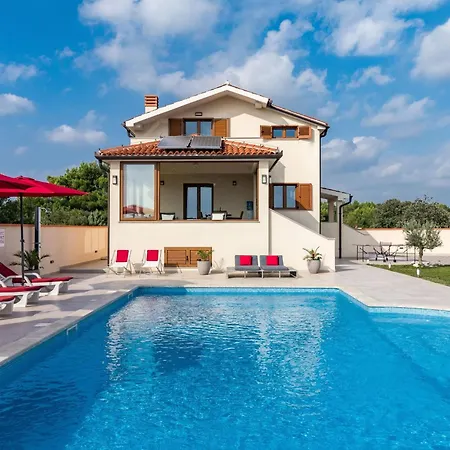 Nettes In Mit Privatem Pool By Interhome Pomer